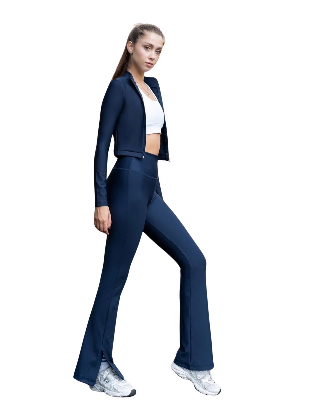 Person in Lismina 1259 Split Spanish Leggings (Navy Blau) und Sneakers, die Selbstvertrauen und perfekten Sitz ausstrahlt.